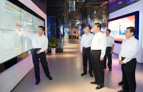 图为:2015年6月17日上午,习近平在贵阳市大数据应用展示中心 听取大数据产业发展情况介绍。 图为:2015年6月17日上午,习近平在贵阳市大数据应用展示中心 听取大数据产业发展情况介绍。