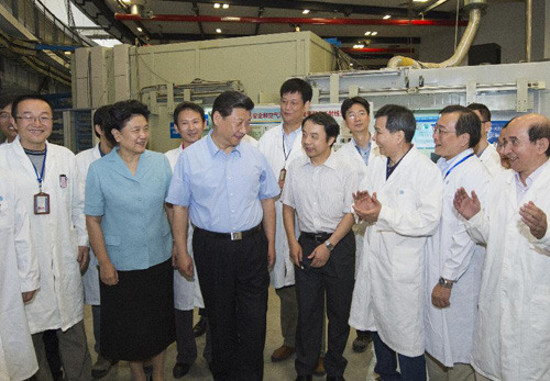 图为:2013年7月17日,习近平到中国科学院考察工作。这是习近平在实验室 了解科研人员利用同步辐射装置开展科研的情况。 图为:2013年7月17日,习近平到中国科学院考察工作。这是习近平在实验室 了解科研人员利用同步辐射装置开展科研的情况。