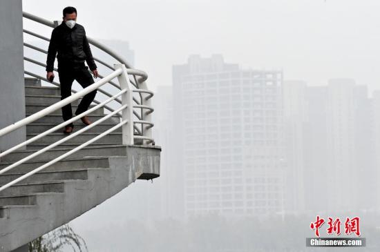截至11日,辽宁省部分城市的雾霾已持续3天。 中新社记者 孙昊声 摄 截至11日,辽宁省部分城市的雾霾已持续3天。 中新社记者 孙昊声 摄