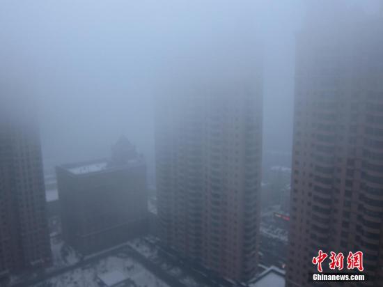 11月10日晚到11日清晨,哈尔滨市出现严重的雾霾天,能见度低,部分建筑物几近“消失”。图片来源:视觉中国 11月10日晚到11日清晨,哈尔滨市出现严重的雾霾天,能见度低,部分建筑物几近“消失”。图片来源:视觉中国