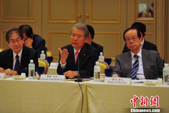 图为日本前首相福田康夫(图右)、日本经济团体联合会会长榊原定征(右2)等参加对话。 王健 摄 图为日本前首相福田康夫(图右)、日本经济团体联合会会长榊原定征(右2)等参加对话。 王健 摄