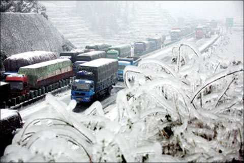 2008年1月13日开始,受冰雪影响,上万台车辆滞留在京珠高速公路上。 2008年1月13日开始,受冰雪影响,上万台车辆滞留在京珠高速公路上。