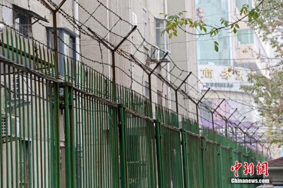 资料图:河南郑州,红专路经三路附近的一个居民小区,大约3米高的的围墙上扯上了长长的铁丝网,上面还装有数个监控摄像头,防患于未然。图片来源:视觉中国 资料图:河南郑州,红专路经三路附近的一个居民小区,大约3米高的的围墙上扯上了长长的铁丝网,上面还装有数个监控摄像头,防患于未然。图片来源:视觉中国