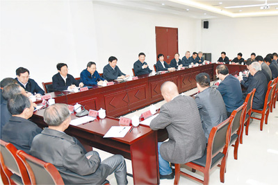 习近平在安徽凤阳县小岗村主持召开农村改革座谈会并发表重要讲话。新华社发 习近平在安徽凤阳县小岗村主持召开农村改革座谈会并发表重要讲话。新华社发