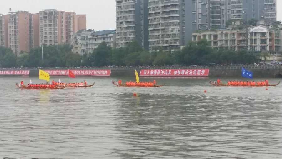 新津:龙舟竞渡迎端午_数万市民冒雨看 新津:龙舟竞渡迎端午_数万市民冒雨看
