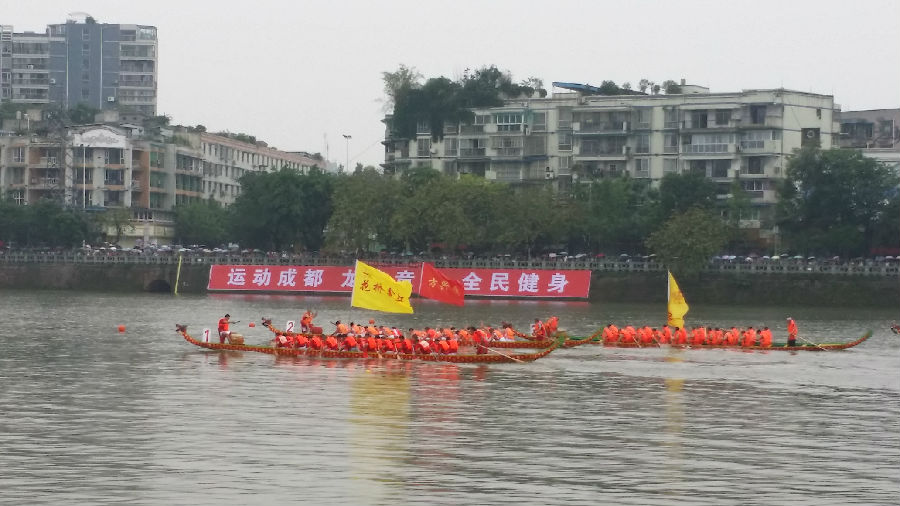 新津:龙舟竞渡迎端午_数万市民冒雨看 新津:龙舟竞渡迎端午_数万市民冒雨看