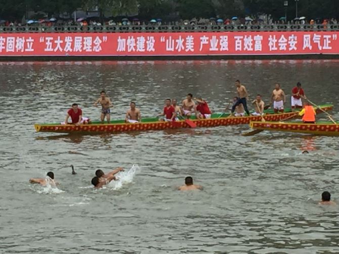 新津:龙舟竞渡迎端午_数万市民冒雨看 新津:龙舟竞渡迎端午_数万市民冒雨看