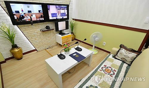 韩沉船生还学生首次出庭要求严惩弃船船员(图)