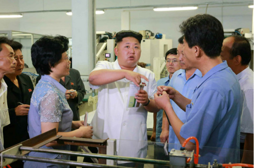 金正恩视察平壤袜厂要求注重袜子图案设计(图)