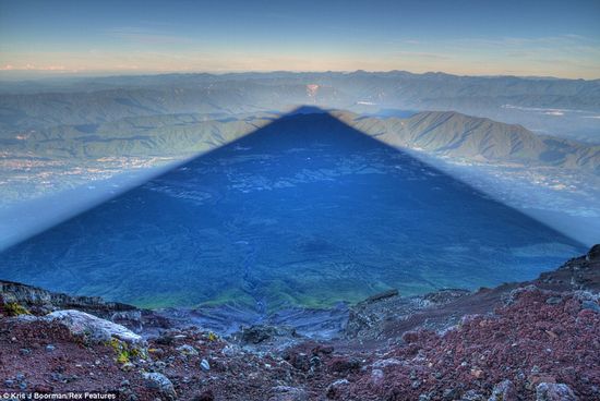 日出震撼照:富士山投下24公里长巨大阴影(图)