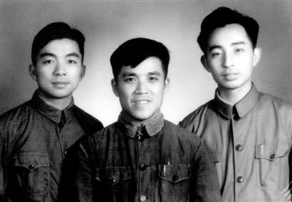 1947年即将从南京赶赴上海的富华(中立者)。 1947年即将从南京赶赴上海的富华(中立者)。