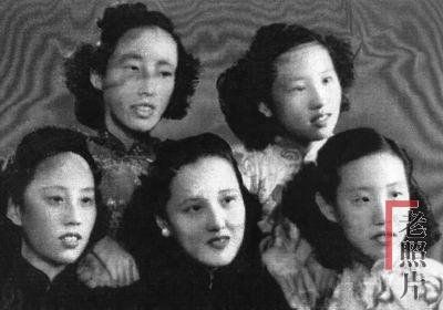 袁克桓的五个女儿：袁家英（前中）、袁家（前左）、袁家蕖（前右）、袁家菽（后右）、袁家芯（后左）