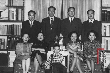 袁克桓二子袁家卫(后左二)在美留学时与亲朋合影。前左一、左二为袁世凯的二女、十四女。 袁克桓二子袁家卫(后左二)在美留学时与亲朋合影。前左一、左二为袁世凯的二女、十四女。