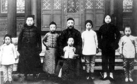 张作霖和他的子女们。 张作霖和他的子女们。