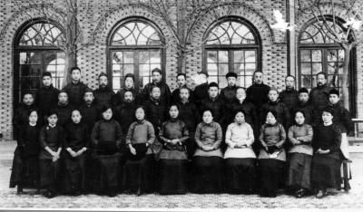 杨荫榆(前排中)是中国第一位女大学校长 杨荫榆(前排中)是中国第一位女大学校长