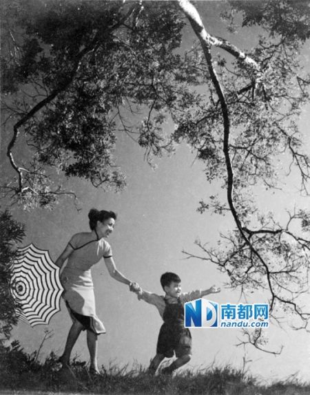曾入选第一届全国摄影艺术展的摄影作品:《妈妈,到那边去》。 曾入选第一届全国摄影艺术展的摄影作品:《妈妈,到那边去》。