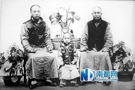 辛亥革命前后法国人密歇尔·德·枚纳尔所摄的中国祖孙三代。从照片可见,当时男性的便装就是长袍和马褂。 辛亥革命前后法国人密歇尔·德·枚纳尔所摄的中国祖孙三代。从照片可见,当时男性的便装就是长袍和马褂。