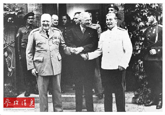 1945年7月,英、美、苏三国首脑丘吉尔(左)、杜鲁门(中)、斯大林(右)在德国柏林附近的波茨坦举行会议。7月26日,敦促日本投降的《波茨坦公告》发表。(资料图片) 1945年7月,英、美、苏三国首脑丘吉尔(左)、杜鲁门(中)、斯大林(右)在德国柏林附近的波茨坦举行会议。7月26日,敦促日本投降的《波茨坦公告》发表。(资料图片)