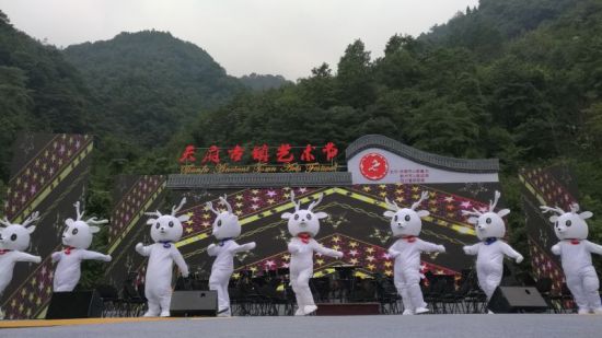 白鹿镇卡通形象“乐鹿”也在开幕式上正式与市民见面。(刘杰摄)