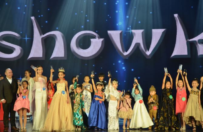小超模周子茗荣获2017Showkids首席国际少儿模特&演艺大赛年度总冠军