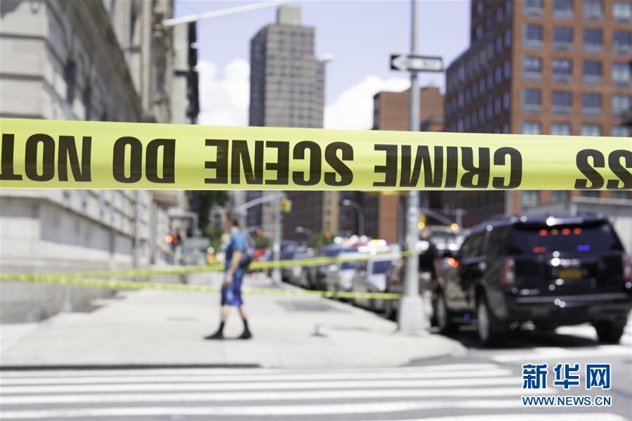 6月27日，在美国纽约，警方封锁发生脱轨事故地铁站附近的街区。