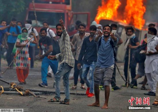 当地时间8月25日，印度哈里亚纳邦及旁遮普邦发生多起暴力骚乱事件。