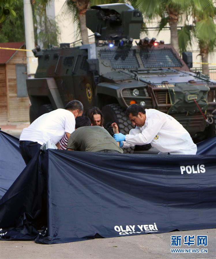 9月6日，在土耳其梅尔辛省，警方在袭击现场调查。