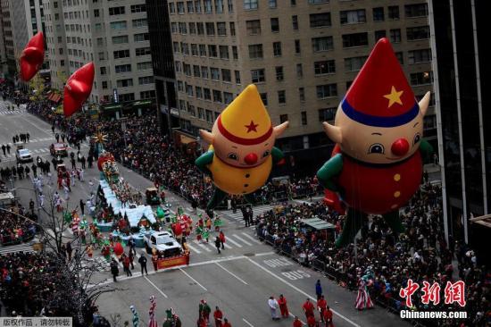 资料图：当地时间2016年11月24日，第90届梅西百货感恩节大游行在美国纽约举行。这是美国历史最悠久、最有影响力的感恩节盛典。