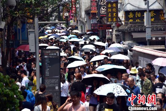 资料图：长沙太平老街人山人海。 卢文伟 摄