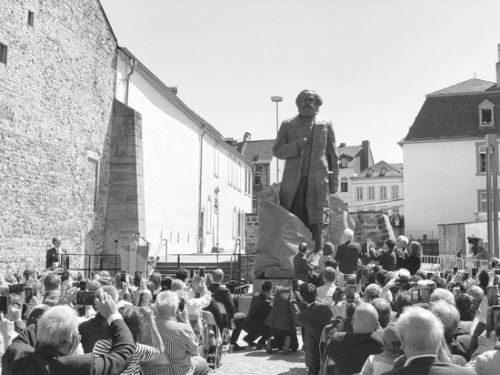5日，中德两国代表共同为马克思雕像揭幕。冯雪珺摄