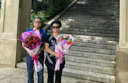 中国人民志愿军烈士纪念碑下的爱国画家
