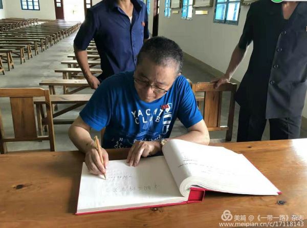 中国人民志愿军烈士纪念碑下的爱国画家