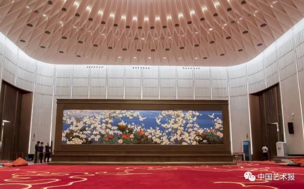 巨幅苏绣作品《玉兰飘香》在进博会主会场迎宾大厅里分外夺目