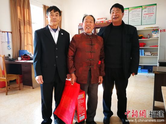 湄洲妈祖祖庙董事会捎上妈祖的祝福和董事会的关心，看望和慰问已退休的祖庙员工。 供图