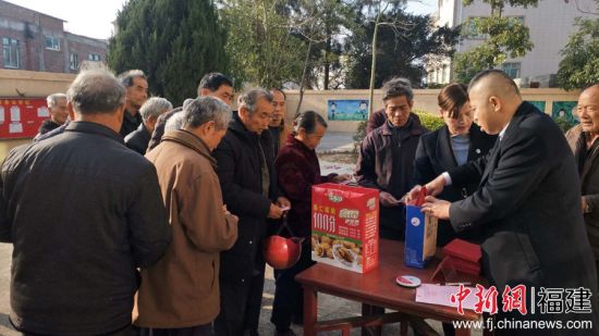 本次为岛上寿星派发新年压岁红包祝寿，也是湄洲妈祖祖庙“慈善之光”春节送温暖活动的重要内容之一。 供图