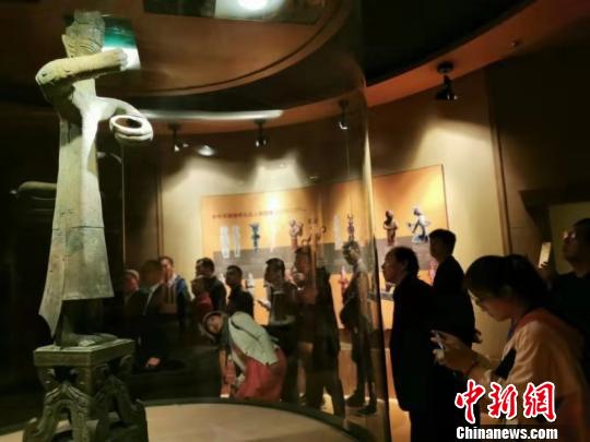 海外华文媒体代表走进三星堆博物馆。　苗志勇 摄