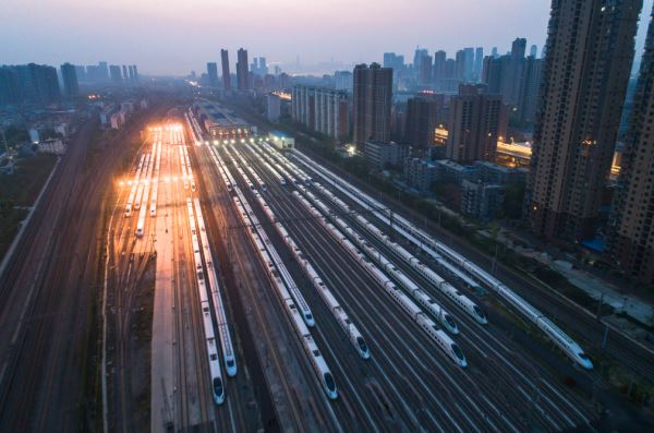 武汉“解封”，首趟旅客列车发车